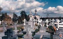 Когда убирают венки с могилы после похорон по церковным канонам?